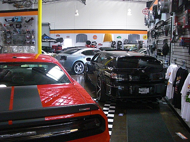 SHOWROOMCARS/DecalChalHood3.JPG