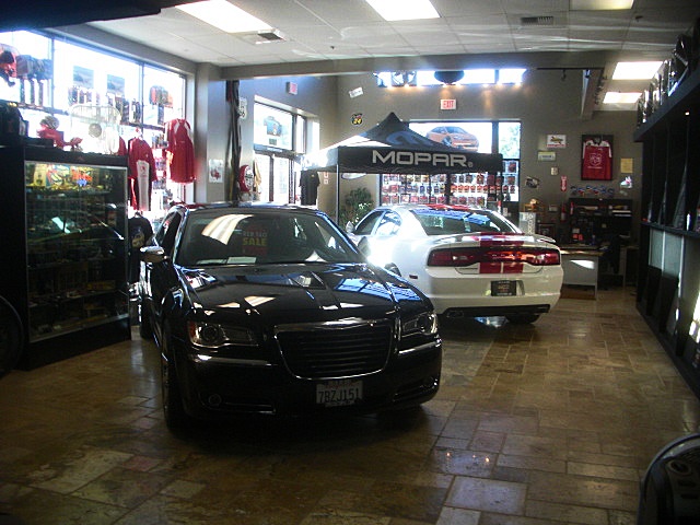 SHOWROOMCARS/storeinside2.JPG