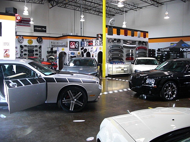SHOWROOMCARS/DecalChalHood3.JPG