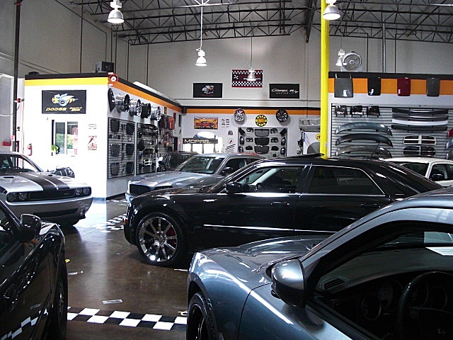 SHOWROOMCARS/DecalChalHood3.JPG