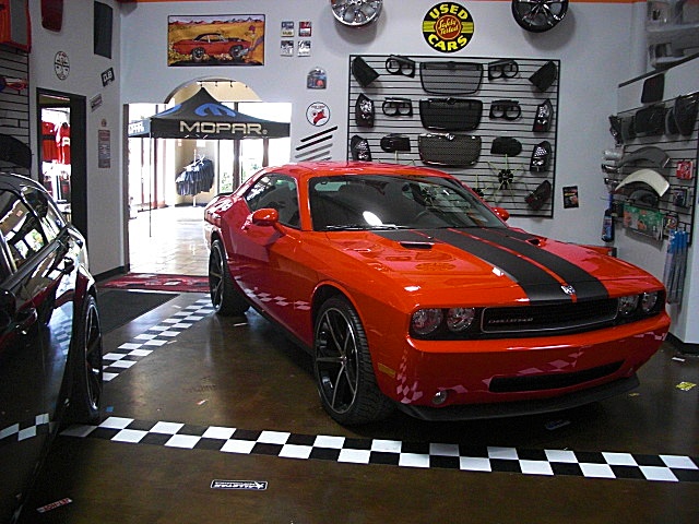 SHOWROOMCARS/DecalChalHood3.JPG