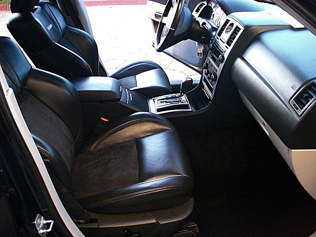 SRT8black300/1x42.JPG