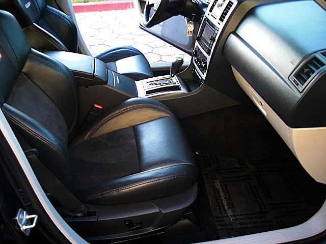 SRT8black300/2a16.JPG