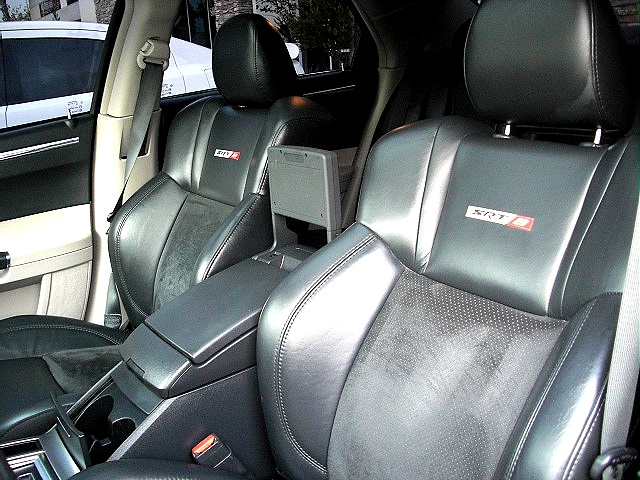 SRT8black300/new12b.jpg