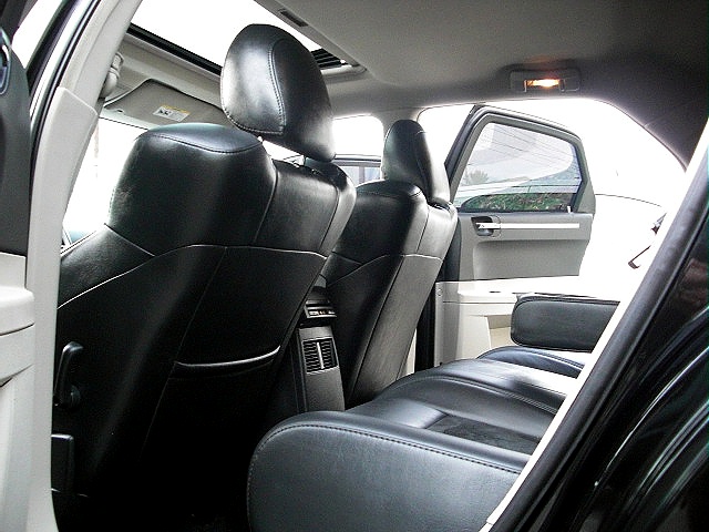 SRT8black300/new12b.jpg