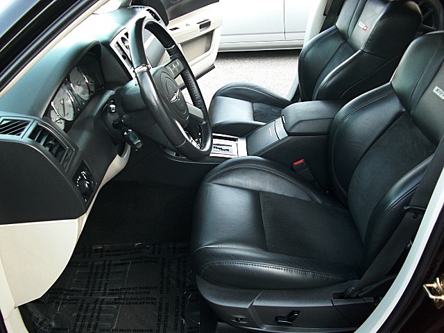 SRT8black300/newa241.JPG