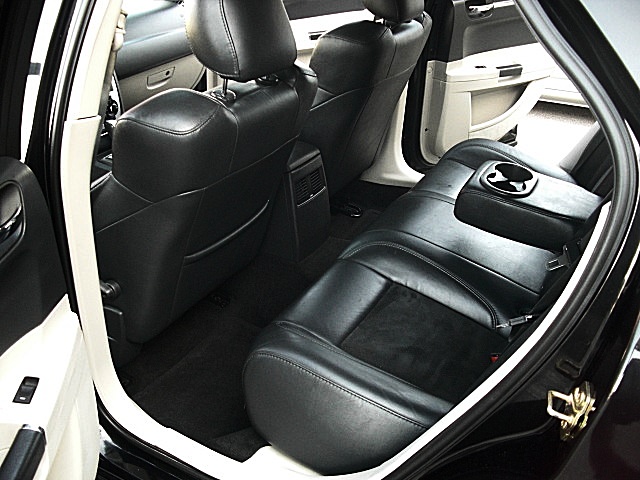 SRT8black300/newa241.JPG