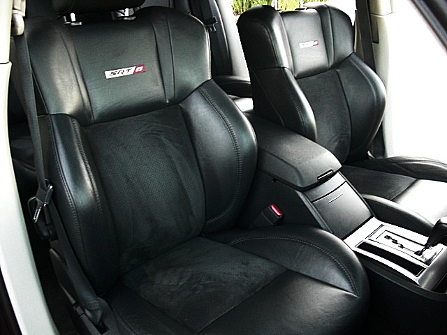 SRT8black300/newa241.JPG