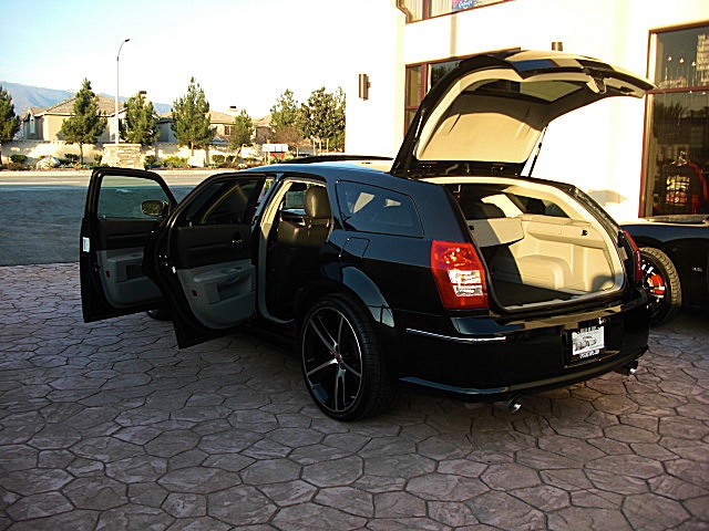 SRT8magBlk/1q43.JPG
