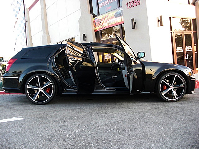 SRT8magBlk/1q43.JPG