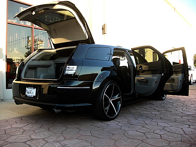 SRT8magBlk/1y27.JPG