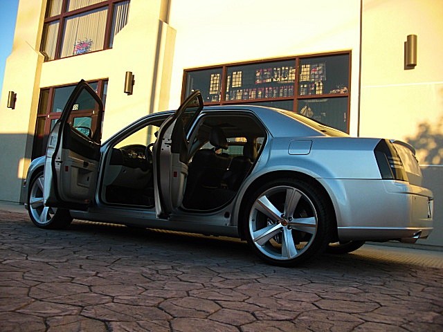 SRT8silver300/1q33.JPG