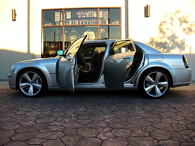 SRT8silver300/1q33.JPG