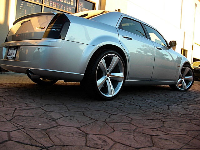SRT8silver300/1q33.JPG